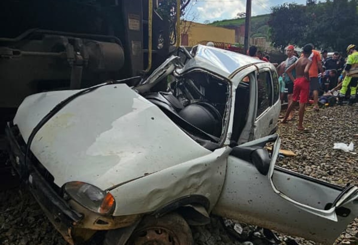 Motorista de carro atingido por trem segue em estado grave e será transferido em Juiz de Fora