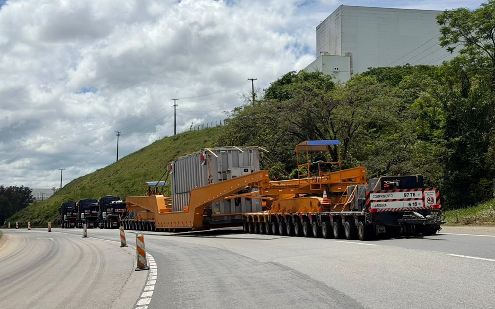 Carreta com transformador de 521 toneladas segue causando lentidão na Fernão Dias; acompanhe o trajeto