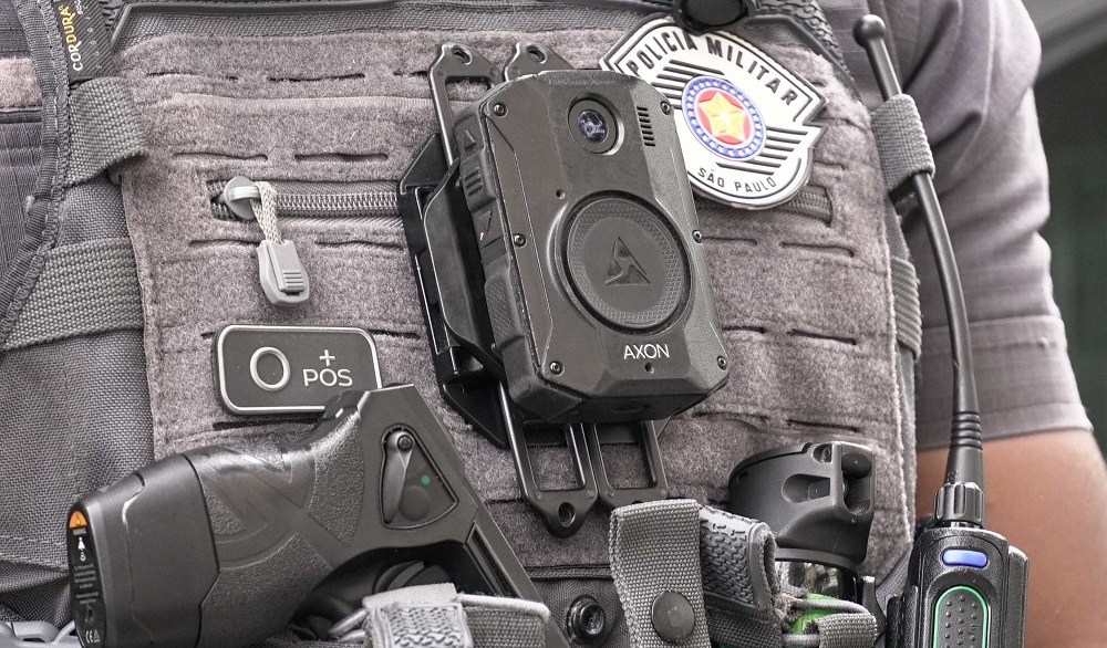 Advogado é preso em flagrante após jogar notebook e celular pela janela ao ver polícia