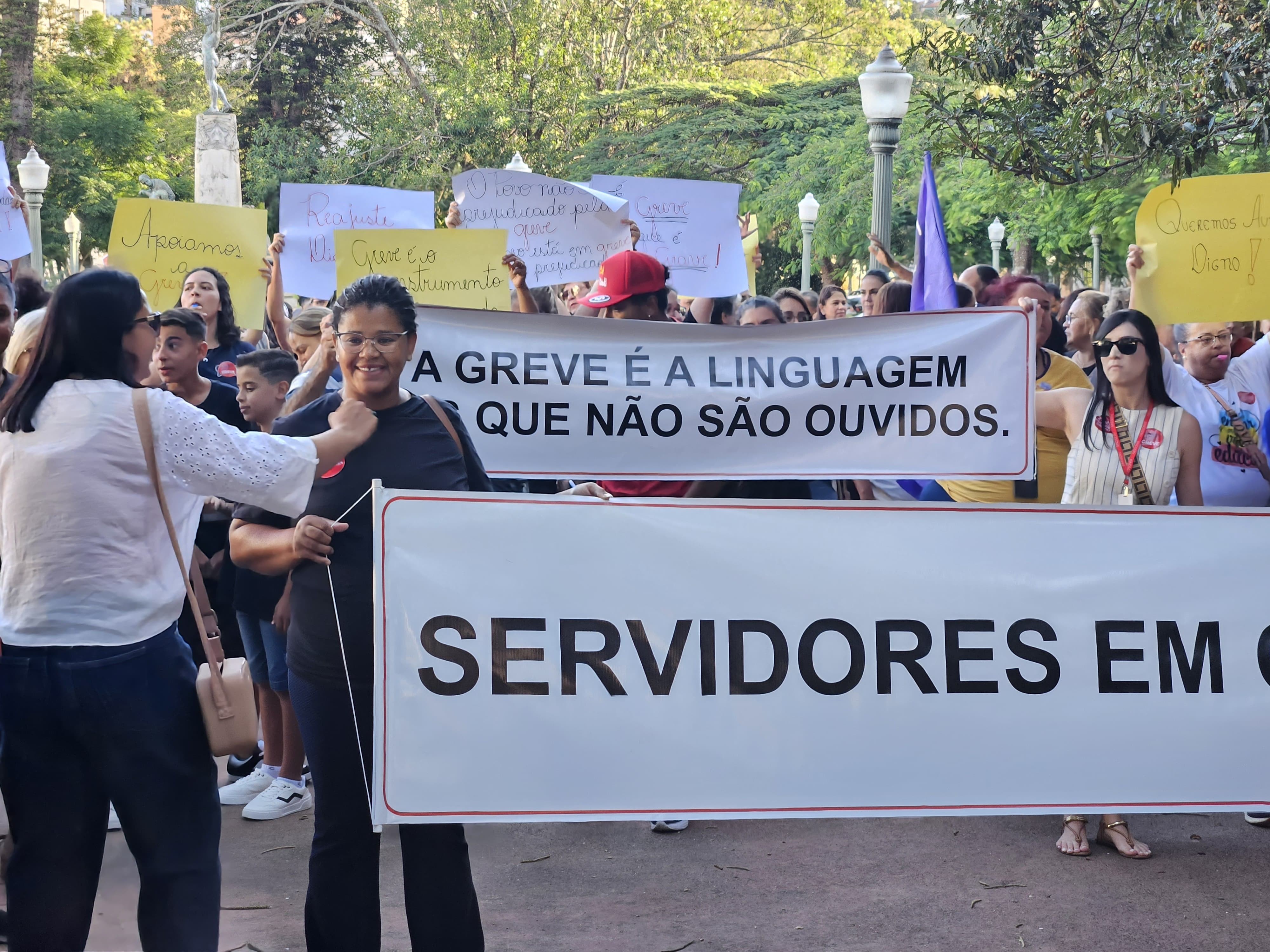 Justiça considera legais descontos nos salários de servidores que participaram de greve em Poços de Caldas; sindicato irá recorrer
