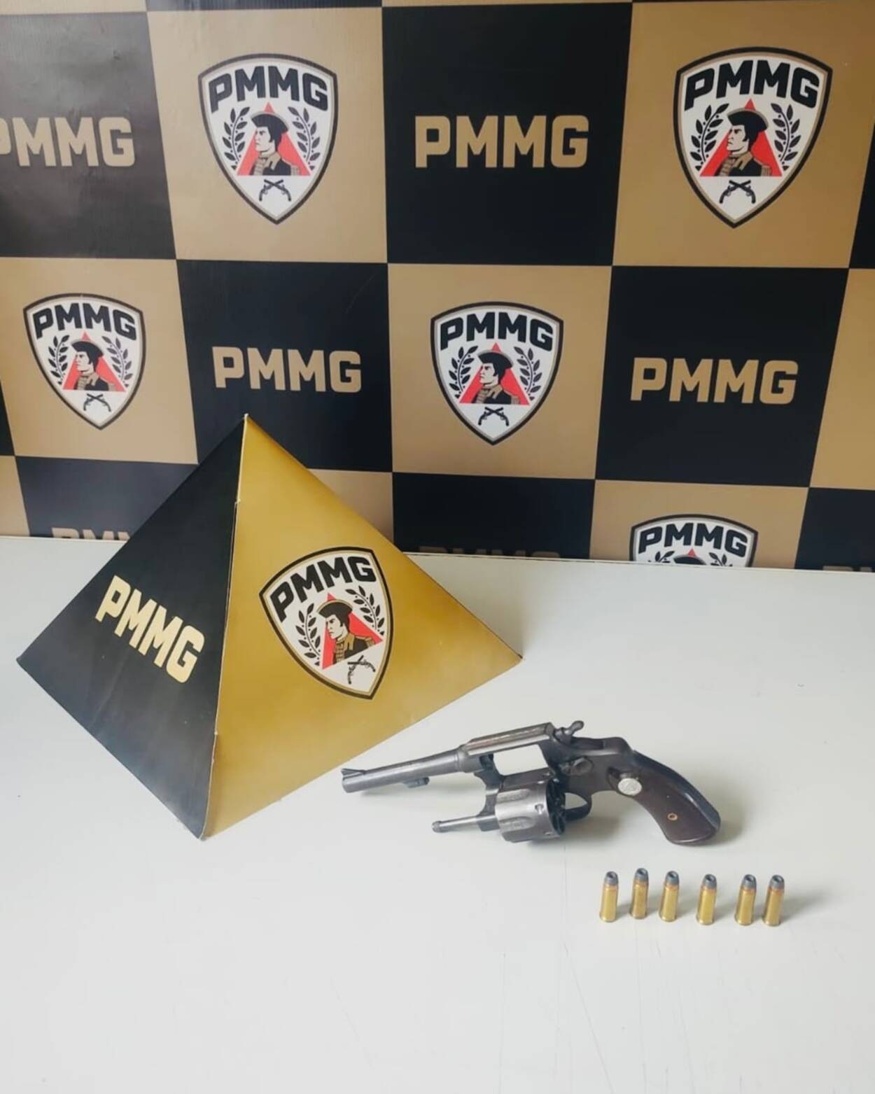 Carta com ofensas e ameaças de morte levam PM a apreender arma em Gouveia
