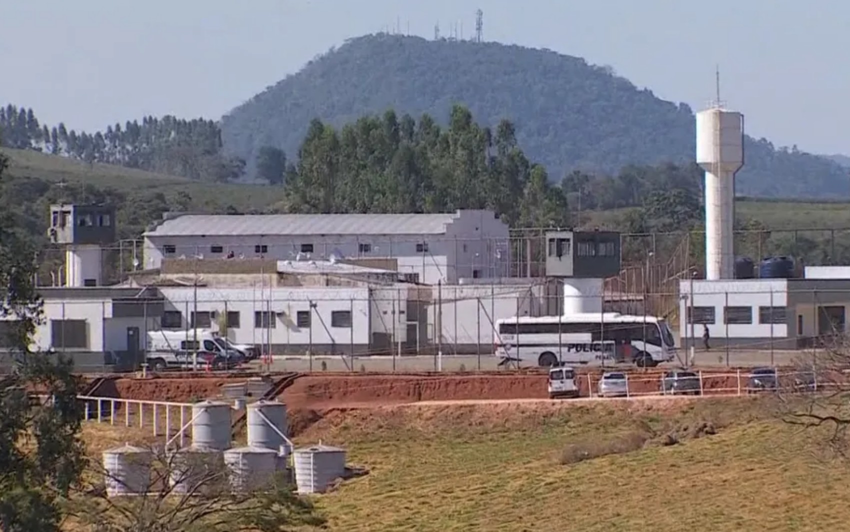 Morre um dos detentos hospitalizados após incêndio em fábrica de bolas dentro de presídio em MG