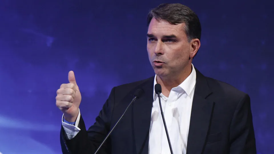 Flávio Bolsonaro abriu o sigilo bancário? Veja o que aconteceu no TSE
