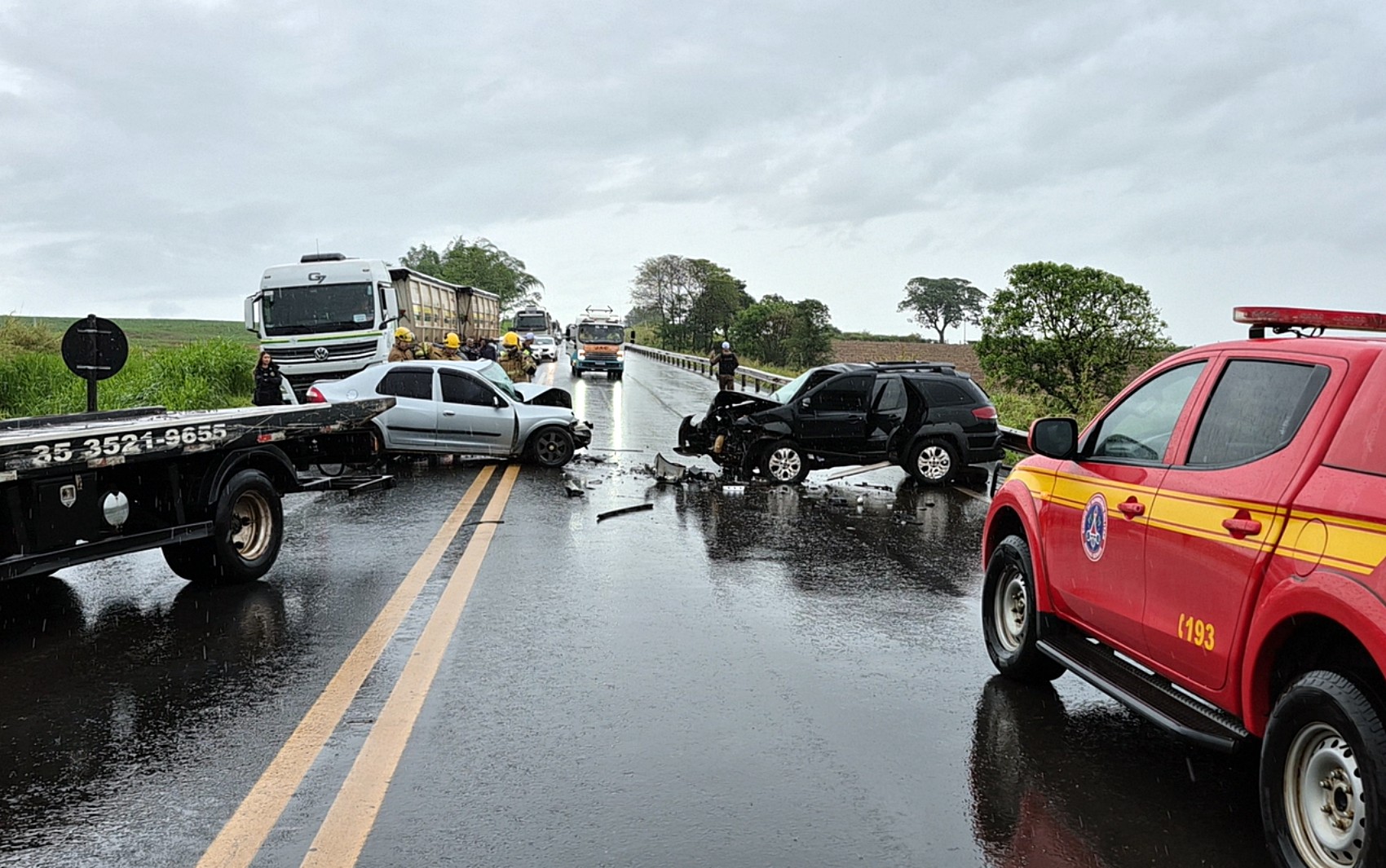 Homem morre e cinco pessoas ficam feridas em batida entre dois carros na MG-050