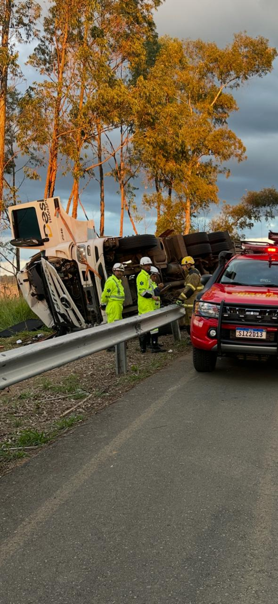 Motorista morre em capotamento de caminhão na BR-459, em Caldas; veículo transportava escavadeiras e vítima ficou presa às ferragens