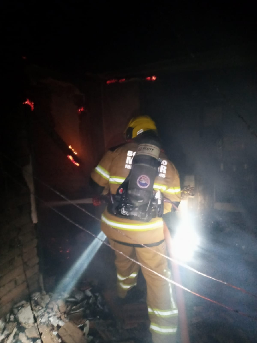 Incêndio destrói residência na zona rural de Andradas; Corpo de Bombeiros atua por uma hora no combate às chamas
