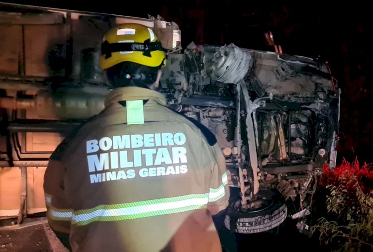 Caminhoneiro é arremessado para fora do veículo e morre na BR-491, em Minas Gerais