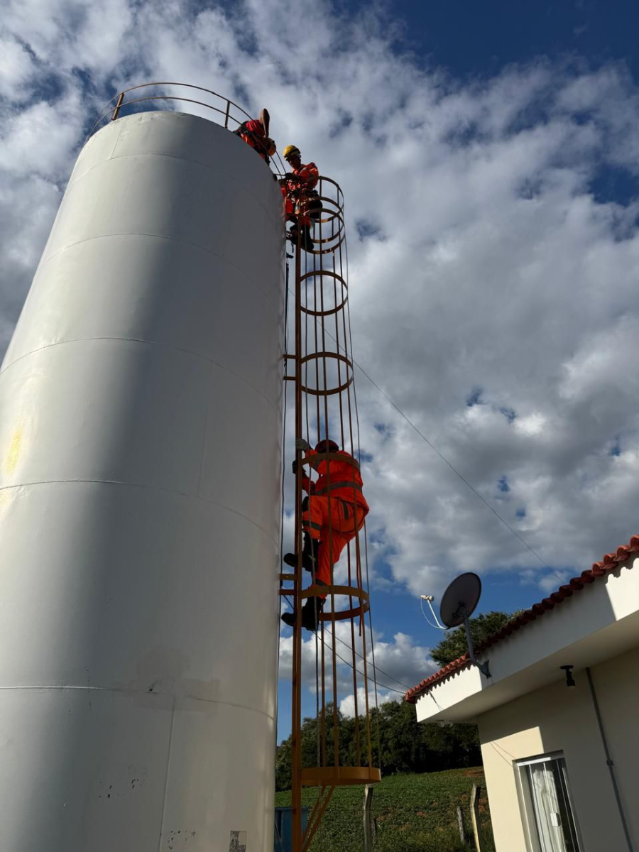 Corpo de Bombeiros resgata trabalhador em ambiente confinado com gases tóxicos em Andradas