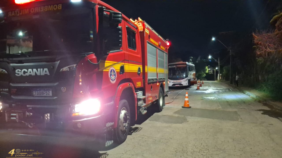 Bombeiros controlam princípio de incêndio em ônibus no bairro Jardim das Oliveiras, em Varginha