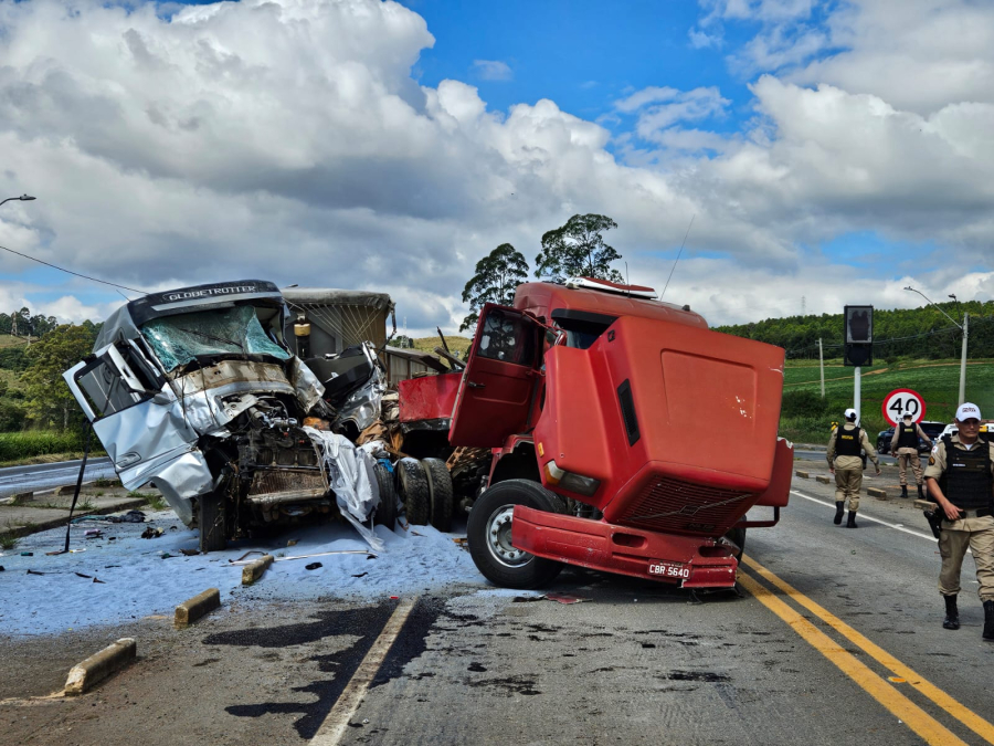 Motorista fica ferido em acidente entre duas carretas na Rodovia Geraldo Martins Costa
