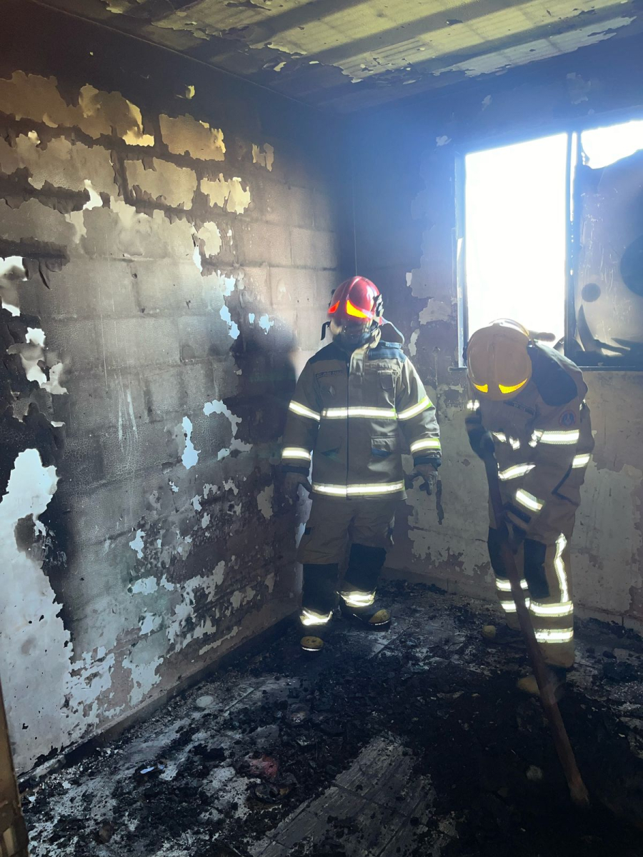 Incêndio destrói quarto de apartamento em Alfenas, mas rápida ação dos bombeiros evita tragédia