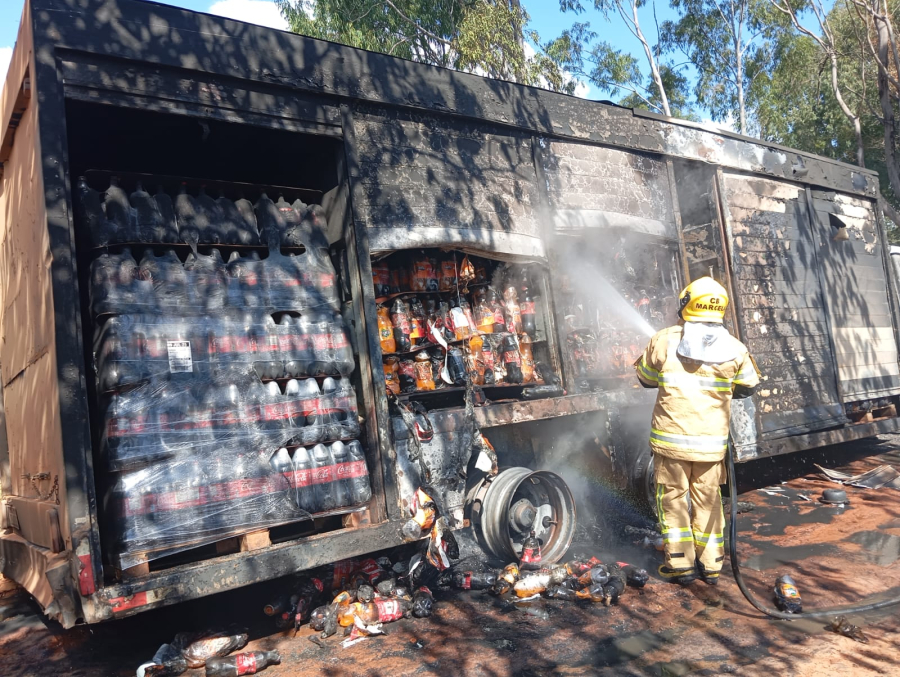 Caminhão carregado com refrigerantes pega fogo na zona rural de Três Pontas