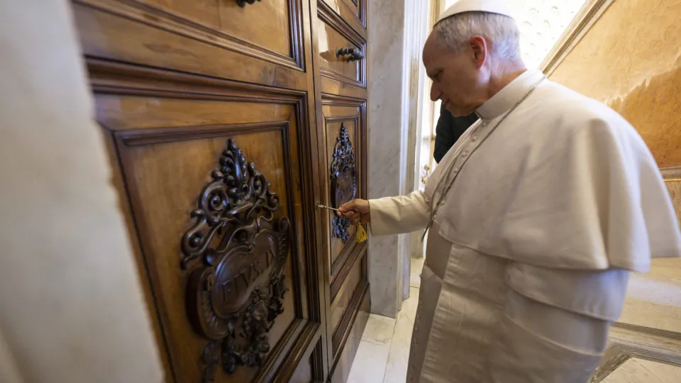 Leão 14 reabre apartamento papal selado após morte de Francisco