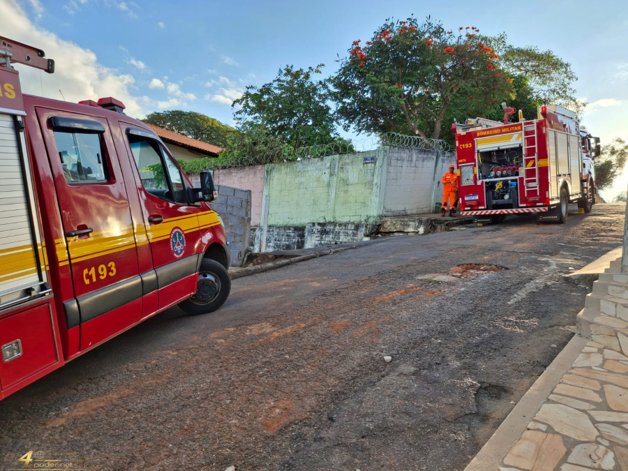  Incêndio destrói parte de residência na Vila Registânia em Varginha; Corpo de Bombeiros evita propagação