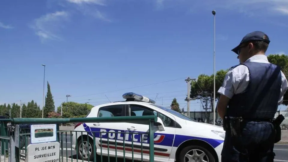 Homens encapuzados tentam sequestrar casal e criança em Paris
