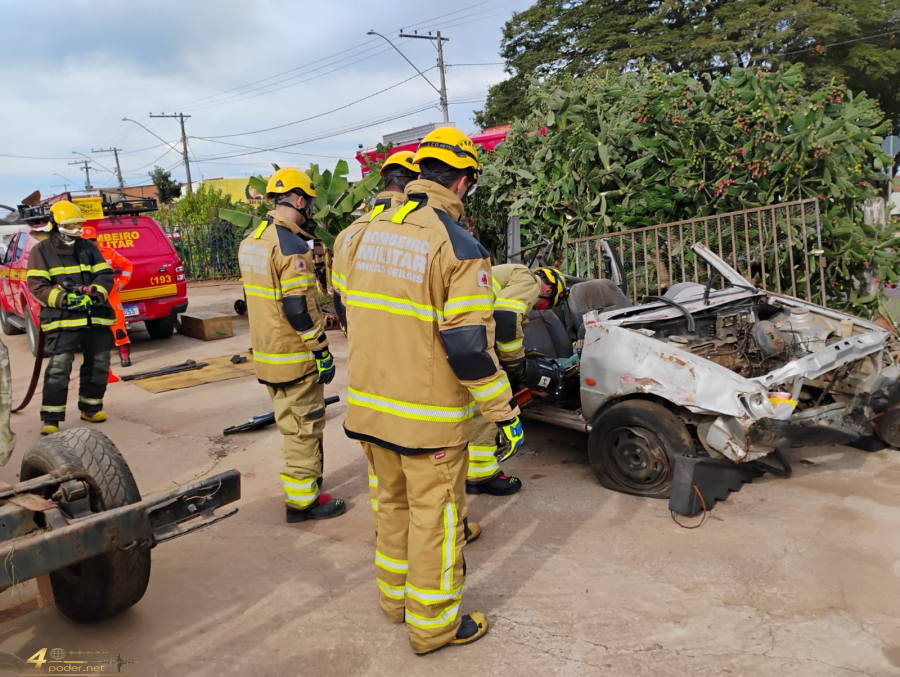 Bombeiros de Alfenas realizam treinamento de salvamento veicular no Bairro Vista Grande