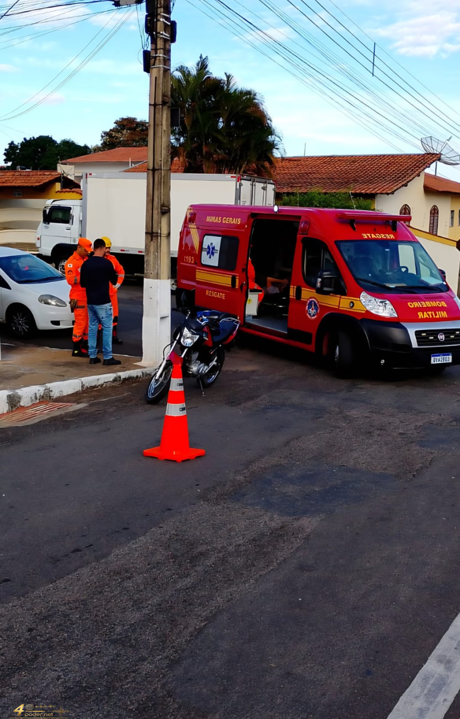 Motociclista de 21 anos fica ferida em colisão no centro de Alfenas