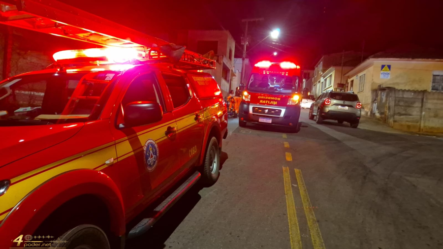 Mulher fica ferida após colisão entre moto elétrica e carro em cruzamento de Alfenas