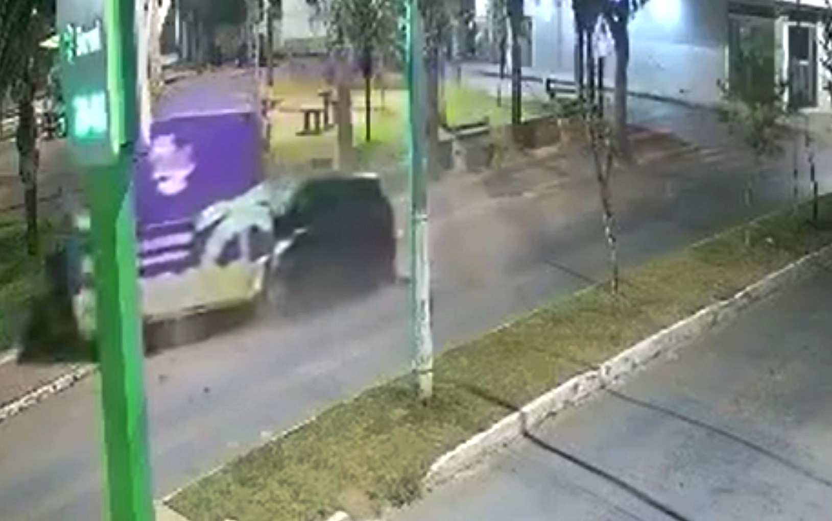 VÍDEO: Carro desgovernado arrasta trailer de açaí por cerca de 13 metros em Boa Esperança, MG