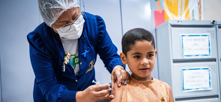 Minas Gerais avança na vacinação de crianças e adolescentes com mais de 150 mil doses aplicadas nas escolas