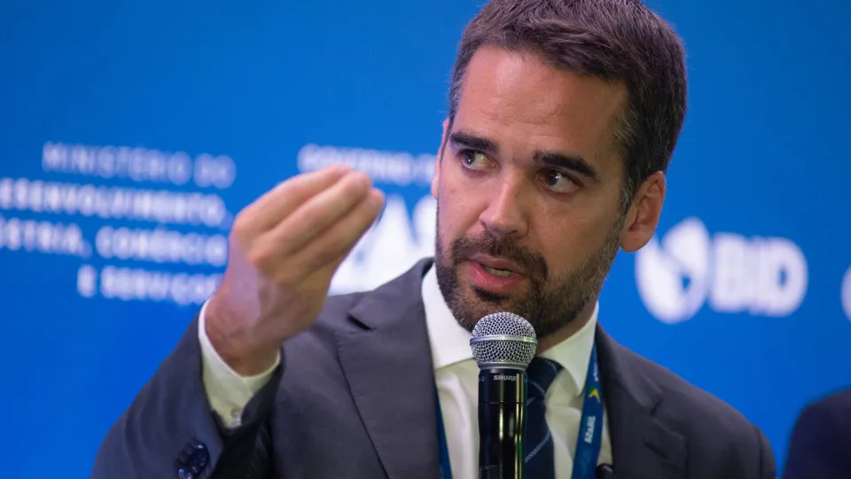 Responsabilidade maior por tarifaço de Trump é da família Bolsonaro, diz Eduardo Leite