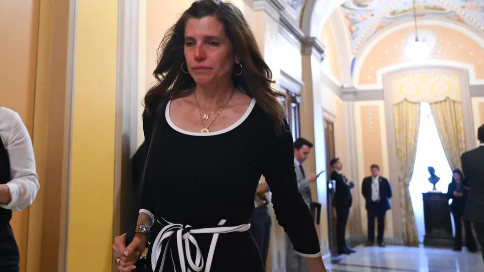 Congressista sai chorando de reunião com vítimas de Epstein: "Pânico"