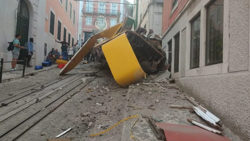 Famoso 'elevador da Glória' em Lisboa descarrila e deixa 15 mortos