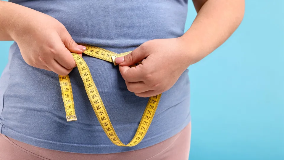 A bebida matinal com três ingredientes que ajuda a reduzir a barriga