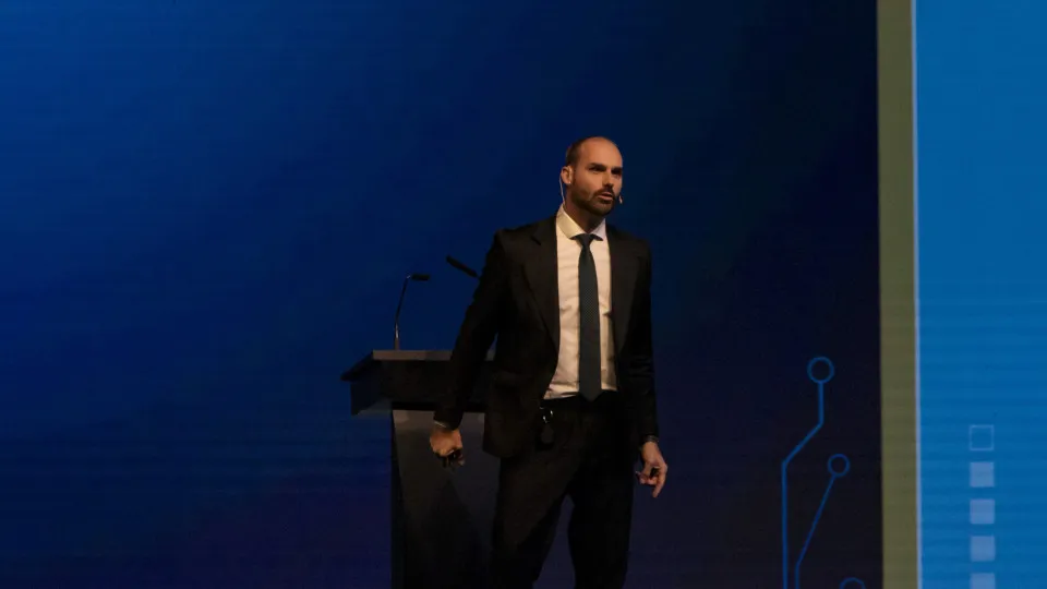 Motta barra Eduardo Bolsonaro como líder da Minoria e abre espaço para cassação por faltas