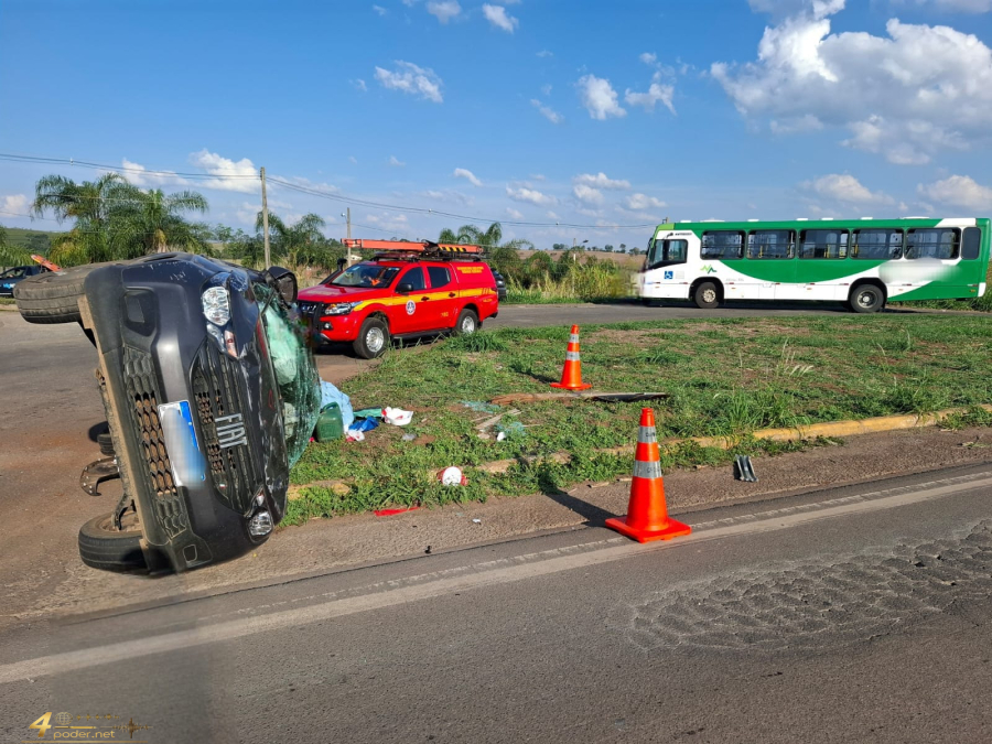 Grave acidente entre ônibus e carro deixa feridos no trevo da MG-179 em Alfenas
